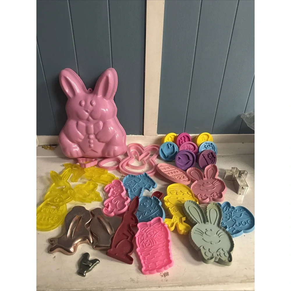 Huge Lot of‎ 33 Vintage Plastic Easter Cookie Cutters Stamps And Jello Mold